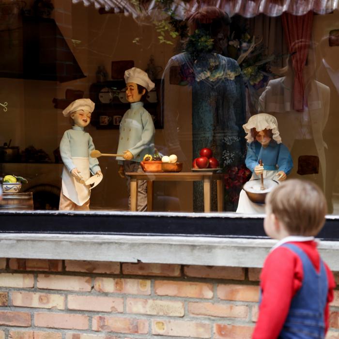 Le Prince Charles observe une vitrine avec des figurines