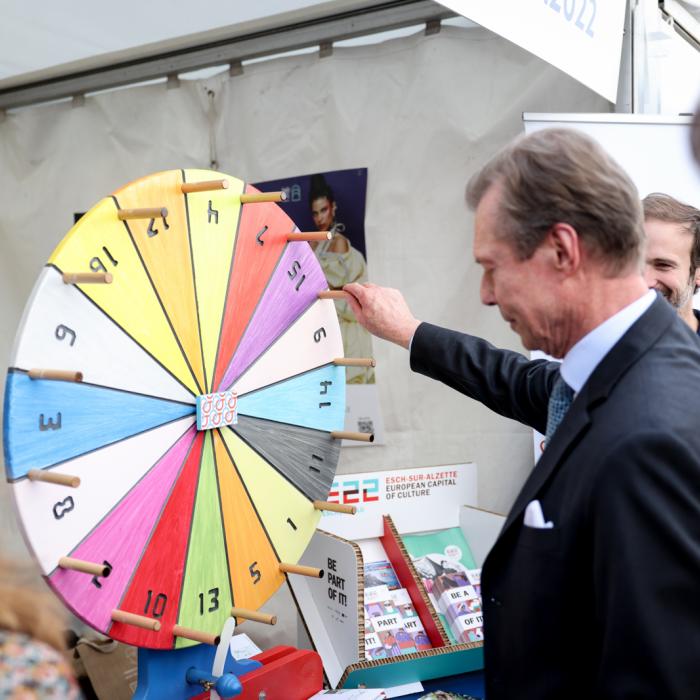 Le Grand-Duc lors de la visite d'un stand du village européen