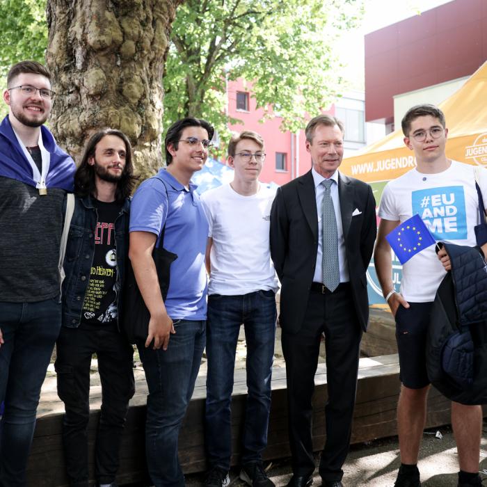 Le Grand-Duc pose avec un groupe de jeunes