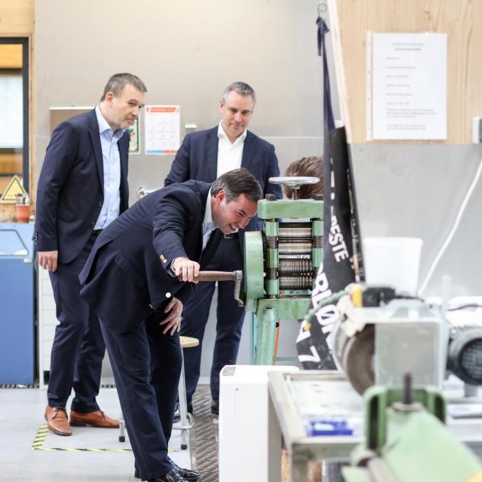 Le Prince Guillaume découvre une machine