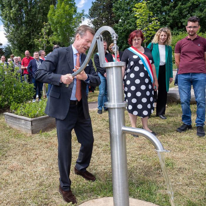 Le Grand-Duc actionne une pompe à eau