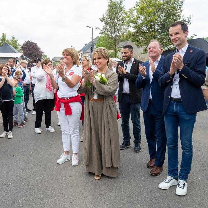 La Grande-Duchesse applaudit la chorale