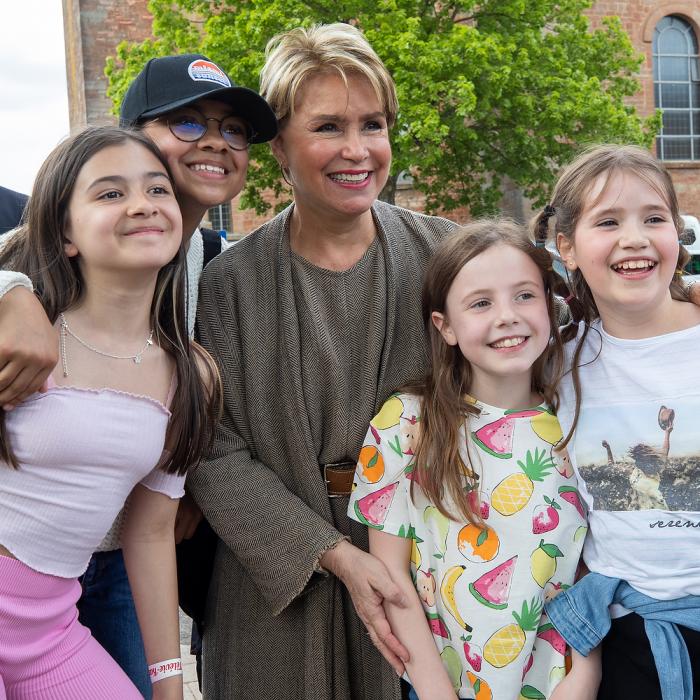 La Grande-Duchesse pose avec un groupe de filles