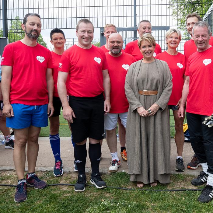 La Grande-Duchesse pose avec une équipe de foot avant le match au profit du Télévie