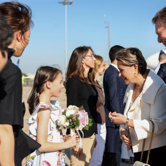 La Grande-Duchesse est accueillie par une jeune fille avec un bouquet de fleurs