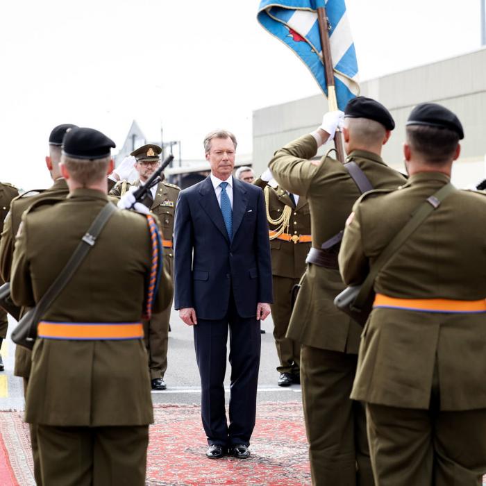 Le Grand-Duc salue la musique militaire