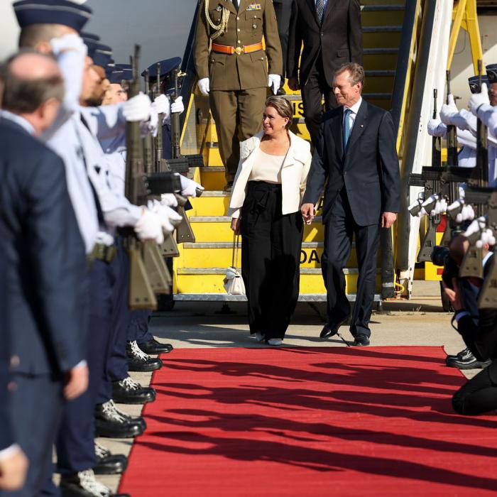 Le Couple grand-ducal foule le tapis à la descente de l'avion