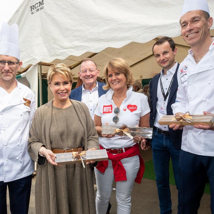 La Grande-Duchesse pose pour une photo avec les boulangers Jos et Jean-Marie