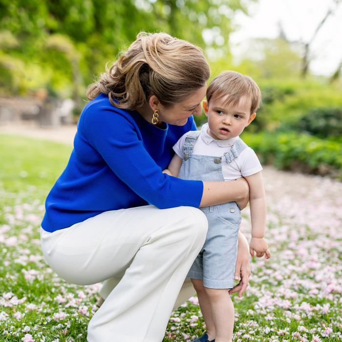 La Princesse Héritière et le Prince Charles sur une pelouse fleurie