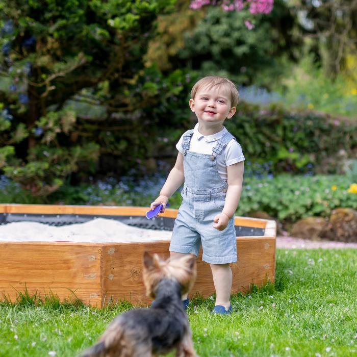 Le Prince Charles joue avec le chien (Toffee) dans le jardin