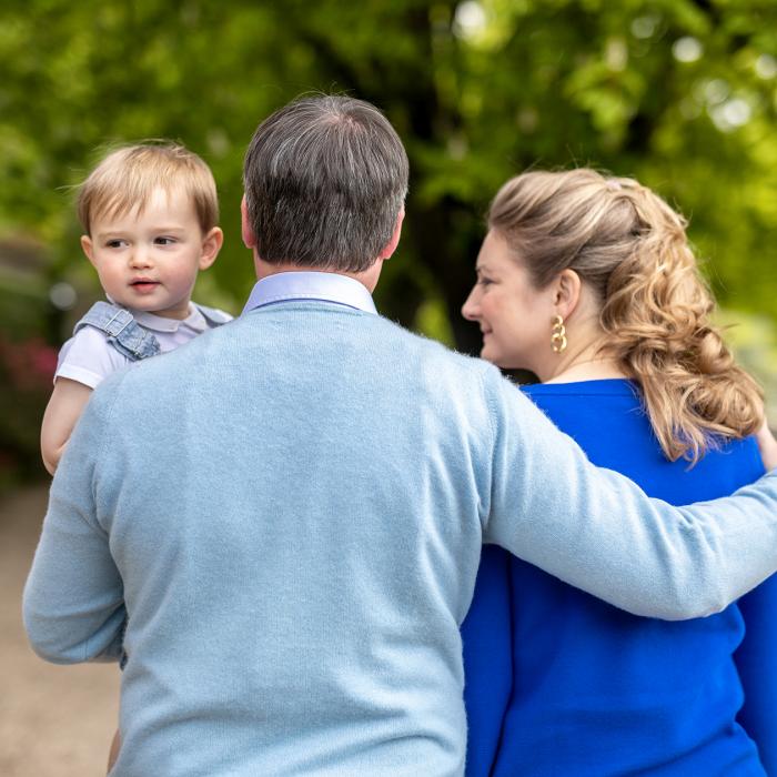 Le Couple héritier et le Prince Charles se promènent dans les jardins