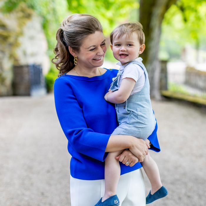 Le Prince Charles porté par sa maman