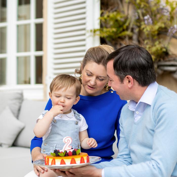 Le Prince Charles mange une mûre de son gâteau d'anniversaire