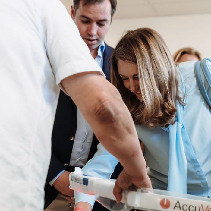 La Princesse essaye un équipement médical du centre