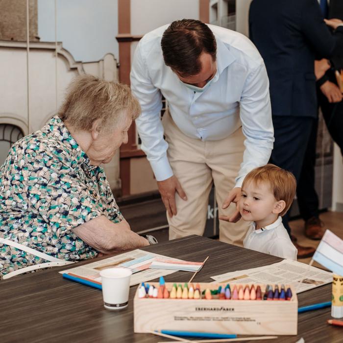 Le jeune Prince interagit avec une résidente