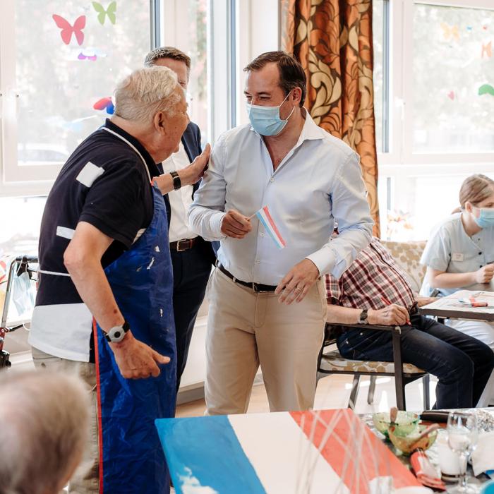 Le Prince Guillaume échange avec un senior