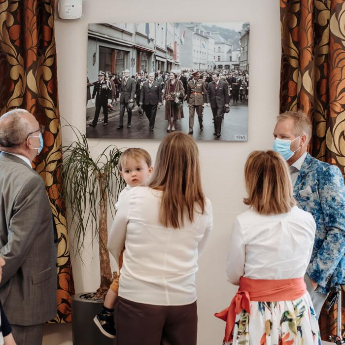 Les convives observent une photographie du Couple grand-ducal en 1965 