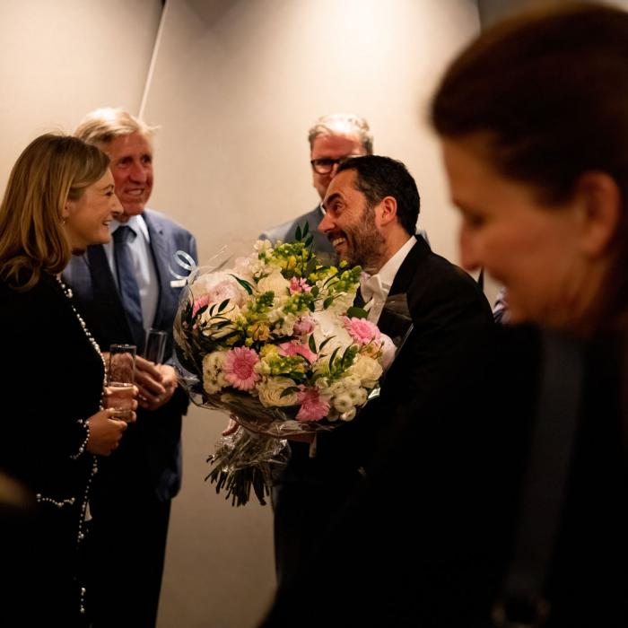 La princesse remet un bouquet de fleurs au chef d'orchestre