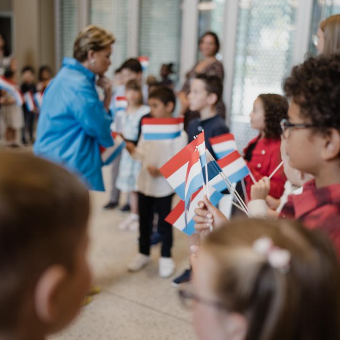 La Grande-Duchesse est saluée par les enfants