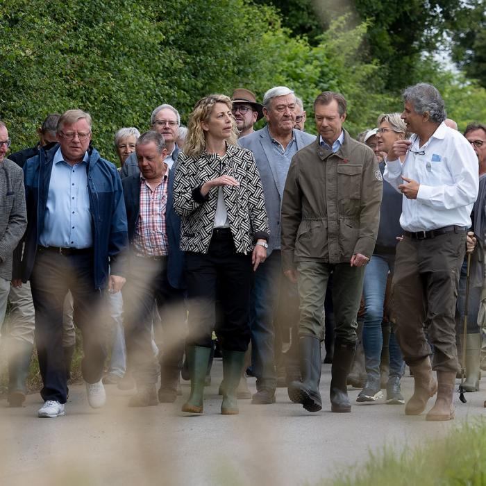 Le Grand-Duc en promenade avec la ministre et des membres de la Fondation