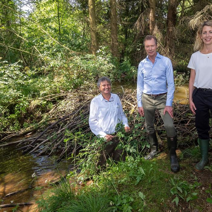 Le Grand-Duc et la ministre devant le barrage construit par les castors