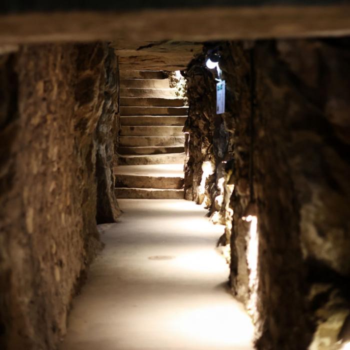 Vue sur les escaliers d'un tunnel des Casemates