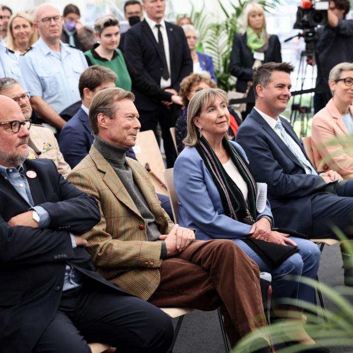 Le Grand-Duc et les invités assistent à la cérémonie inaugurale