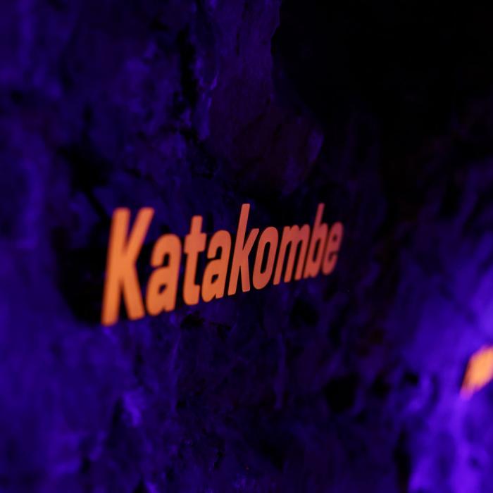 Vue sur l'inscription "Katakombe" accrochée au mur