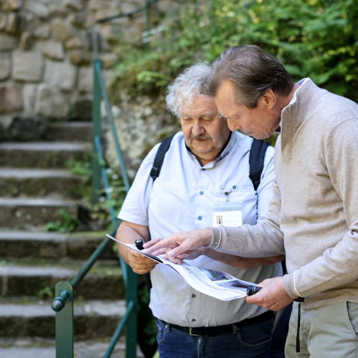 Le Grand-Duc regarde une brochure avec des explications sur les tunnels