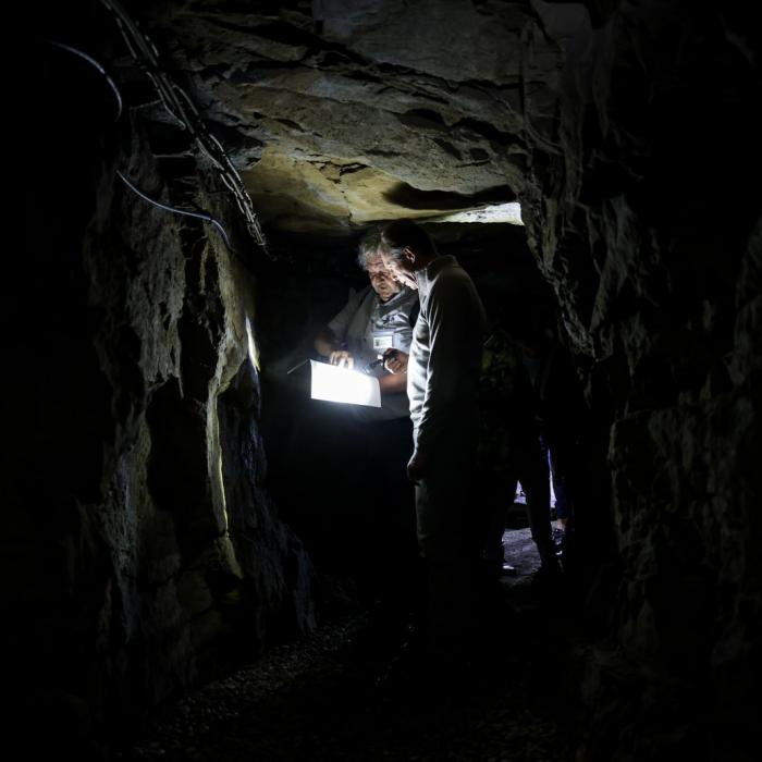 Le Grand-Duc échange avec un guide dans le Luxembourg Underground