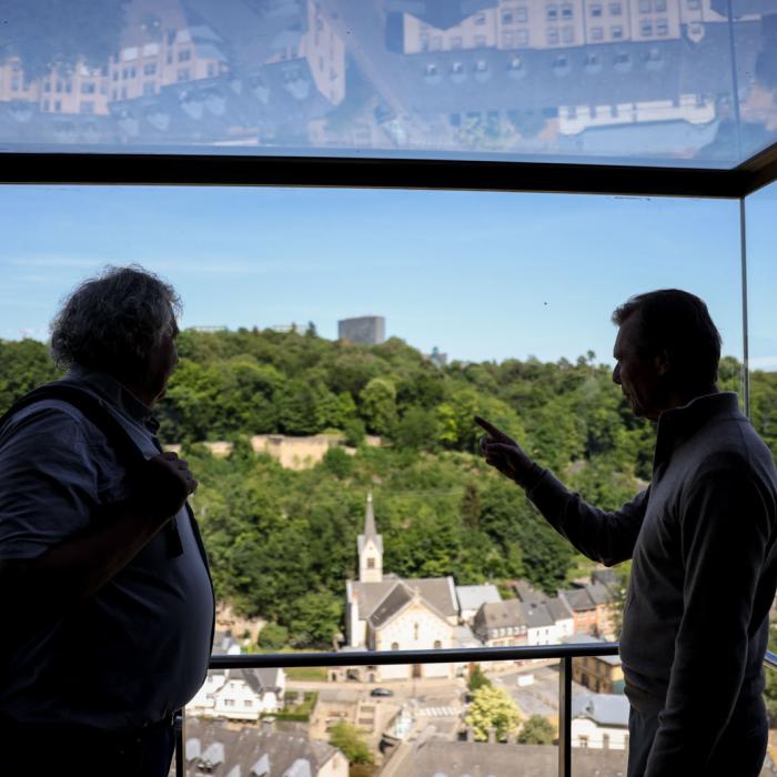 Le Grand-Duc et le guide au ascenseur panoramique du Pfaffenthal