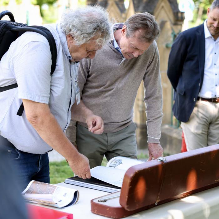 Le Grand-Duc lit un ancien livre sur les origines de la ville de Luxembourg