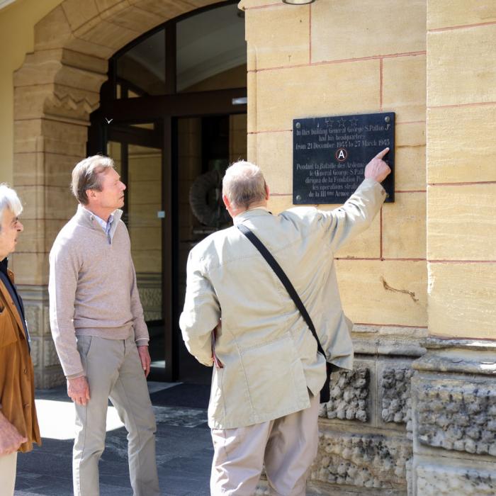 Le Grand-Duc observe une plaque à l'extérieur de la Fondation Pescatore