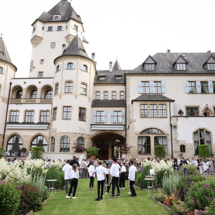 Vue du jardin sur le Château de Berg avec les invités