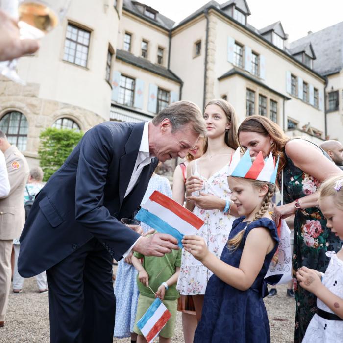 Une jeune fille offre un drapeau luxembourgeois dessiné au Grand-Duc