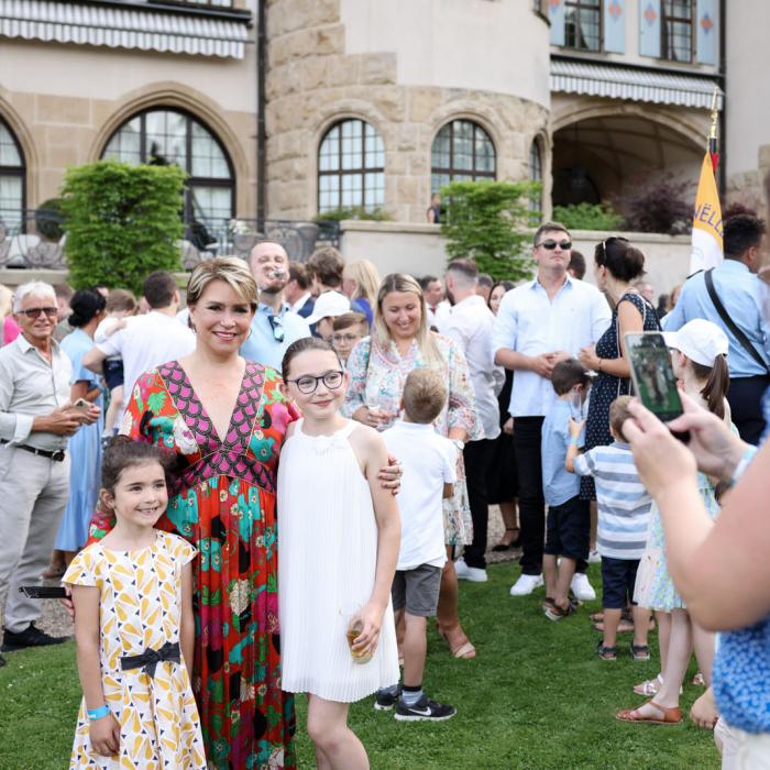 Une habitante prend une photo de la Grande-Duchesse avec deux jeunes filles