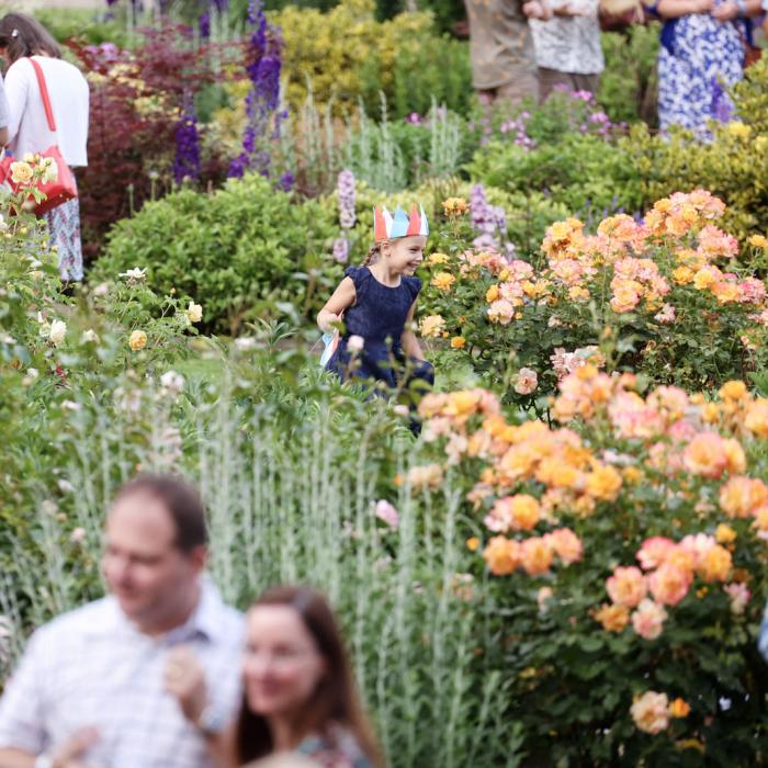 Une jeune dans les jardins du Château de Berg