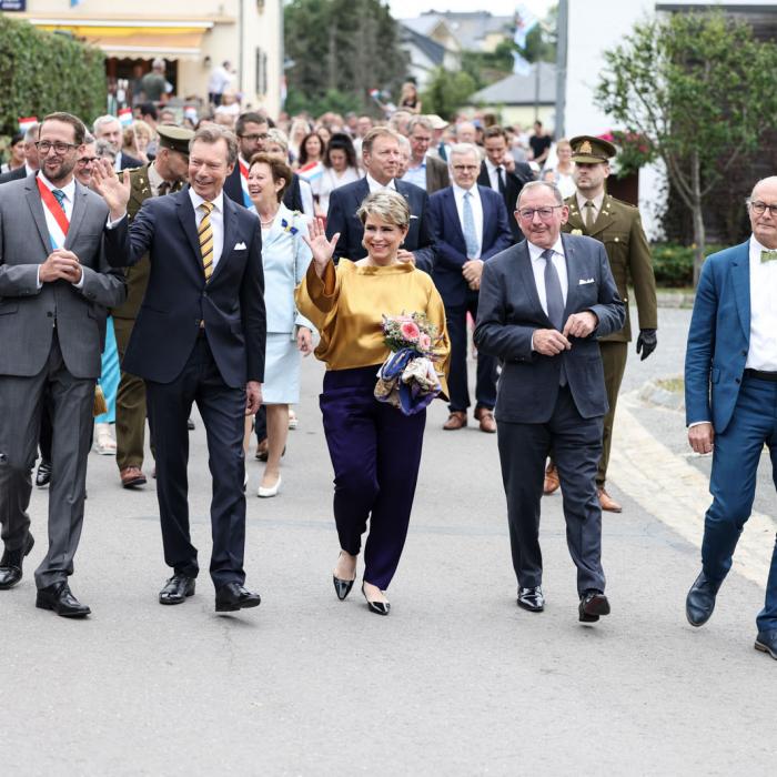 Le Couple grand-ducal salue la population dans les rues de la commune