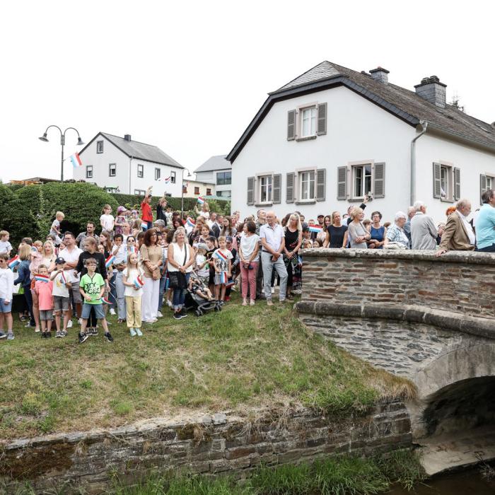 Vue sur la foule devant un petit de la commune