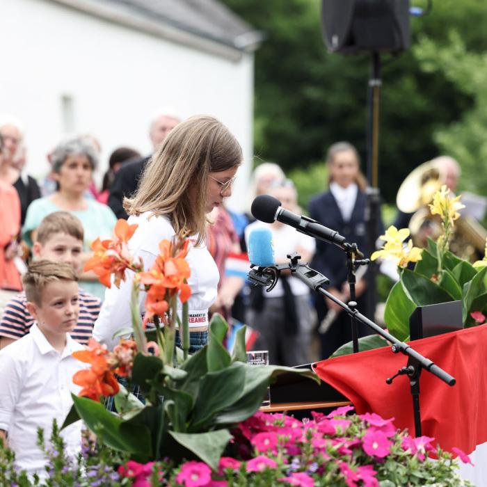 Une jeune écolière présente son école