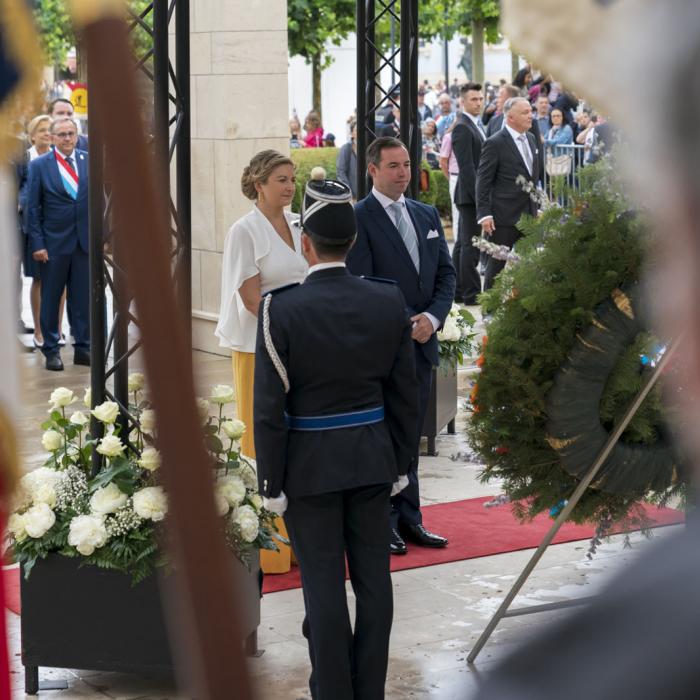 Le Couple héritier devant le monument aux Morts