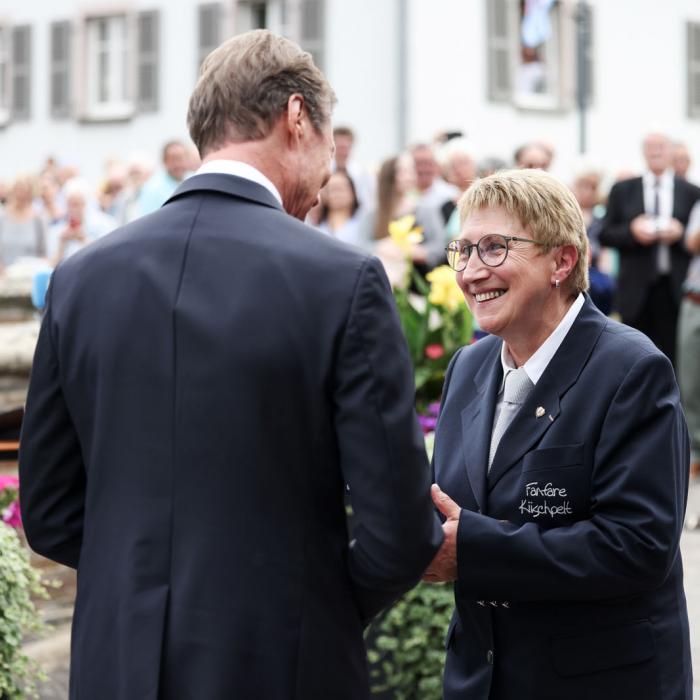 Le Grand-Duc remet une médaille à une musicienne de la fanfare