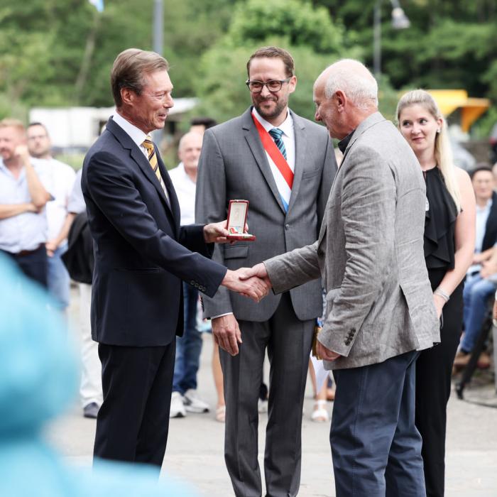 Le Grand-Duc remet une médaille à un membre du CGDIS