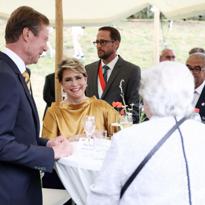 Le Couple grand-ducal discute avec des personnes âgées