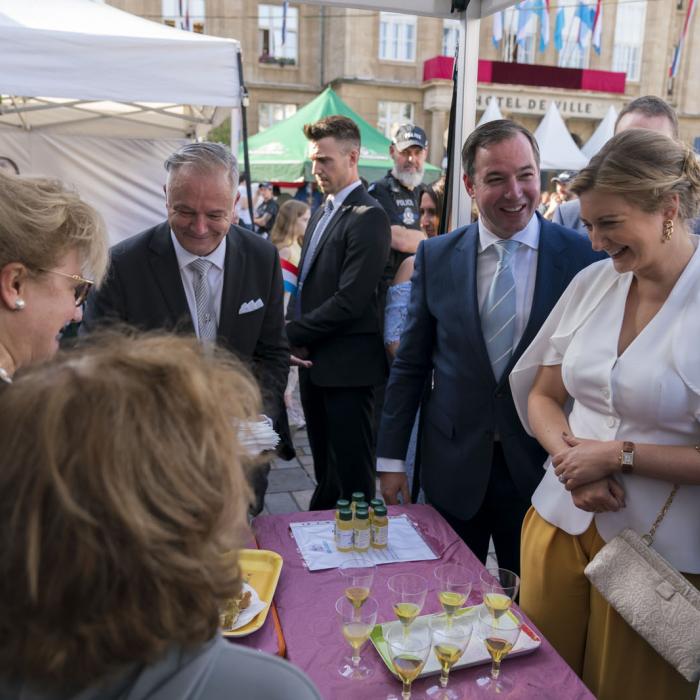 Le Couple héritier à un stand de la Fête populaire