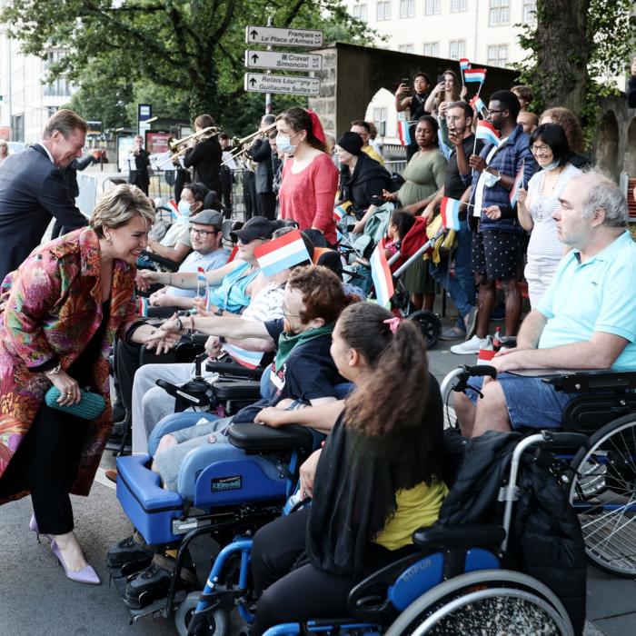 La Famille grand-ducale salue des personnes à mobilité réduite