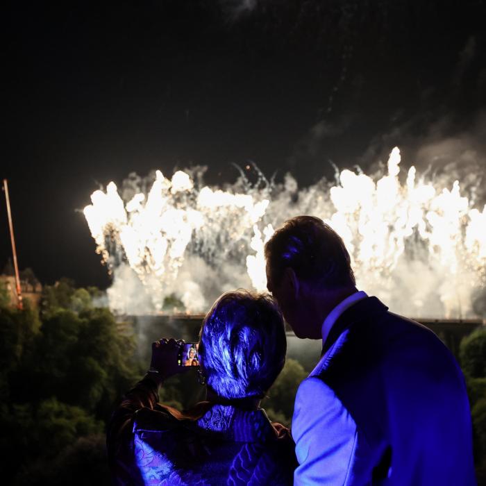 Le Couple grand-ducal prend un selfie lors du feu d'artifice