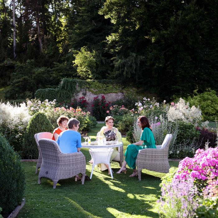 La Grande-Duchesse est pleine discussion avec des invités