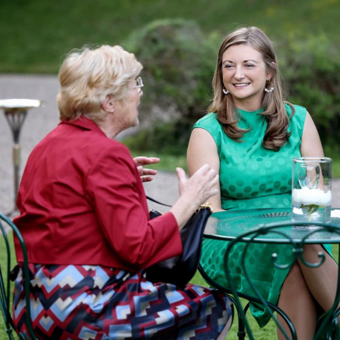 La Princesse Stéphanie échange avec un invité