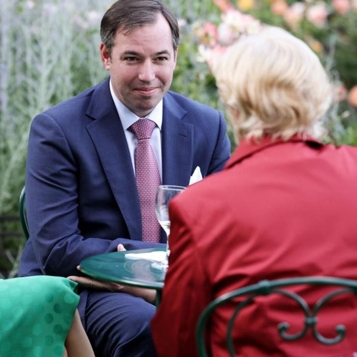 Le Prince Guillaume échange avec un invité